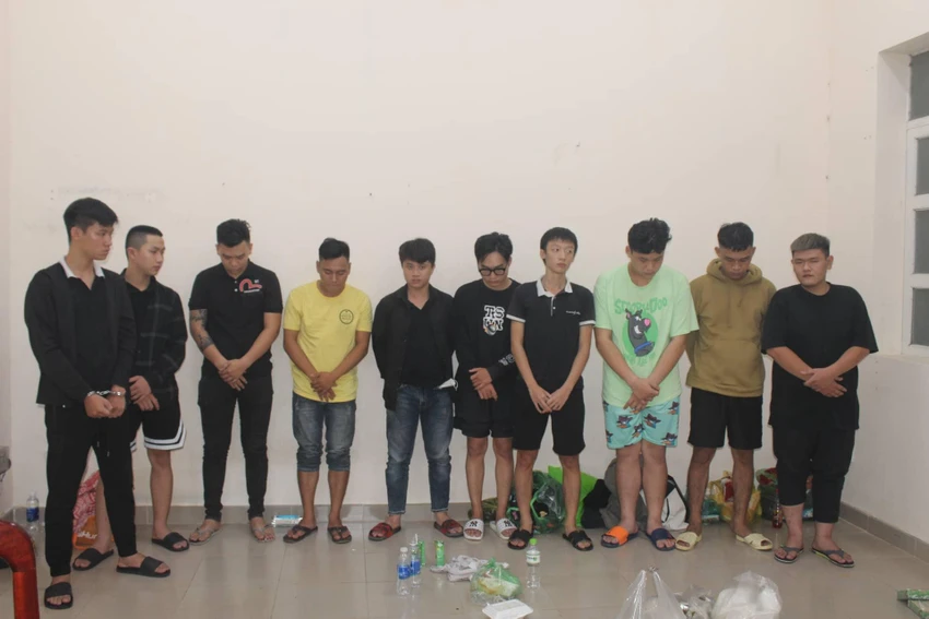 Các nghi can bị bắt vì liên quan vụ nổ súng ở TP Biên Hòa Các nghi can bị bắt vì liên quan vụ nổ súng ở TP Biên Hòa