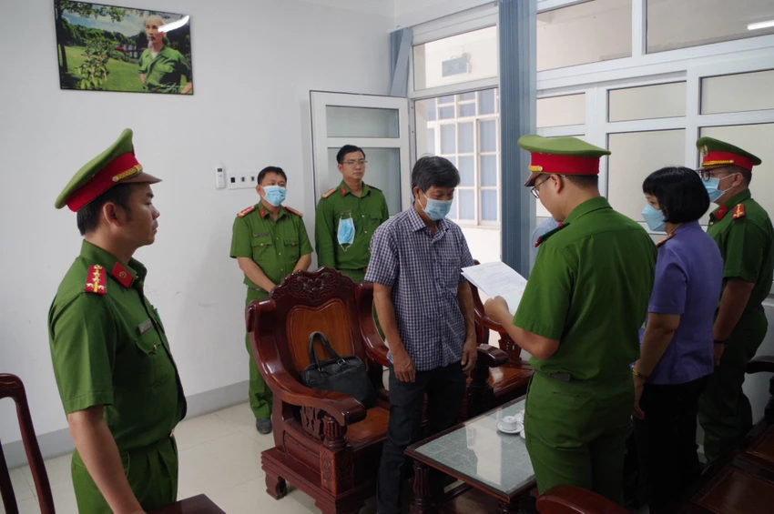 Ông Diệp Minh Xuân nghe đọc lệnh khởi tố Ông Diệp Minh Xuân nghe đọc lệnh khởi tố