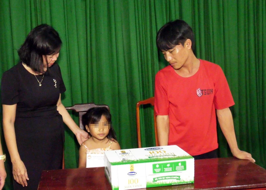 Bé S. được chính quyền địa phương bàn giao cho cha ruột chăm sóc. Ảnh: TRƯỜNG THỊNH Bé S. được chính quyền địa phương bàn giao cho cha ruột chăm sóc. Ảnh: TRƯỜNG THỊNH