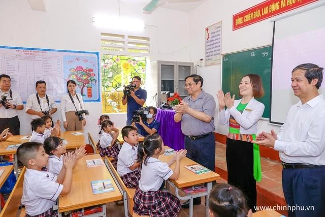 Thủ tướng Phạm Minh Chính thăm Trường tiểu học thị trấn Yên Lập. Ảnh: VGP/Nhật Bắc Thủ tướng Phạm Minh Chính thăm Trường tiểu học thị trấn Yên Lập. Ảnh: VGP/Nhật Bắc