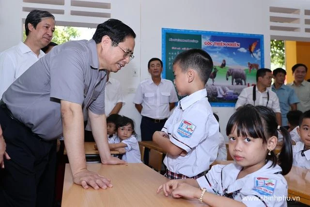 Thủ tướng ân cần thăm hỏi các em học sinh. Ảnh: VGP/Nhật Bắc Thủ tướng ân cần thăm hỏi các em học sinh. Ảnh: VGP/Nhật Bắc