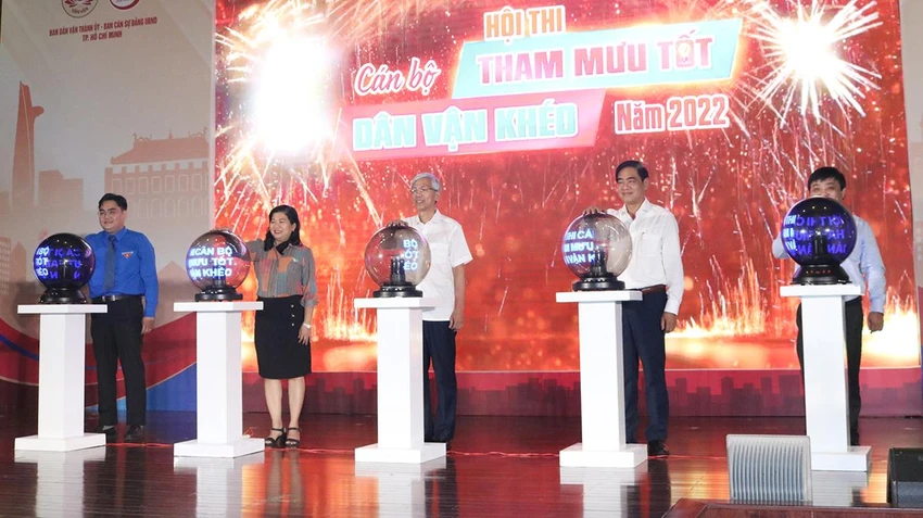 Các đại biểu ấn khởi động khai mạc hội thi. Ảnh: THÚY NHI Các đại biểu ấn khởi động khai mạc hội thi. Ảnh: THÚY NHI
