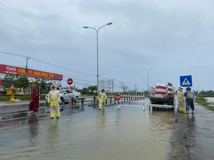 CSGT lập chốt hướng dẫn giao thông. Ảnh: T.NHẬT CSGT lập chốt hướng dẫn giao thông. Ảnh: T.NHẬT