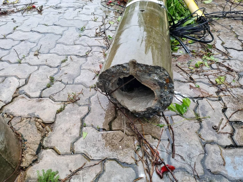 Bão số 4: Đã đổ bộ đất liền, Đà Nẵng- Quảng Nam bị bão quật tơi tả ảnh 53 Bão số 4: Đã đổ bộ đất liền, Đà Nẵng- Quảng Nam bị bão quật tơi tả ảnh 53