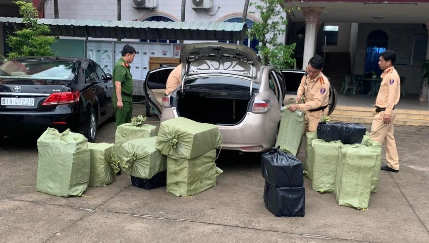 Tài xế bỏ xe chạy, để lại ô tô chứa đầy thuốc lá lậu Tài xế bỏ xe chạy, để lại ô tô chứa đầy thuốc lá lậu