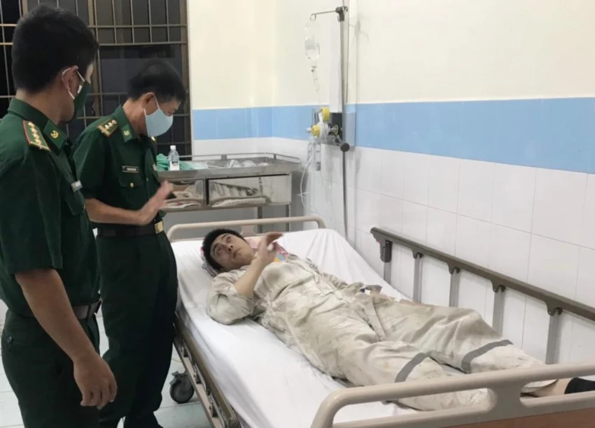 Các chiến sĩ Biên phòng đang tìm hiểu thông tin từ một bệnh nhân tỉnh táo. Ảnh: BP Các chiến sĩ Biên phòng đang tìm hiểu thông tin từ một bệnh nhân tỉnh táo. Ảnh: BP