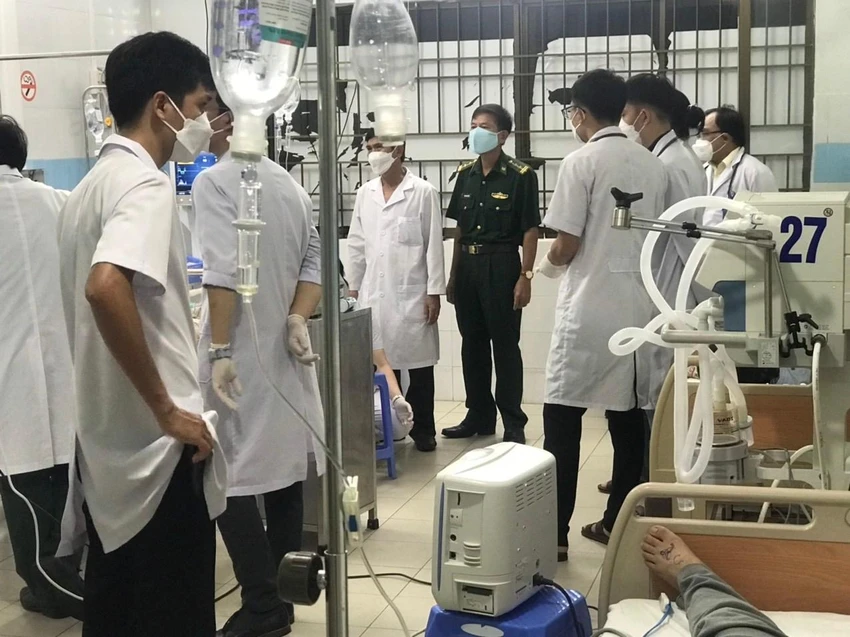 Các bác sĩ đang cấp cứu thuyền viên bị nạn. Ảnh: BP Các bác sĩ đang cấp cứu thuyền viên bị nạn. Ảnh: BP