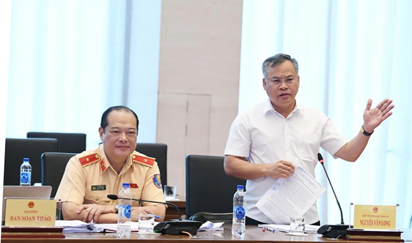 Thứ trưởng Bộ Công an Nguyễn Văn Long phát biểu tại phiên họp Thứ trưởng Bộ Công an Nguyễn Văn Long phát biểu tại phiên họp