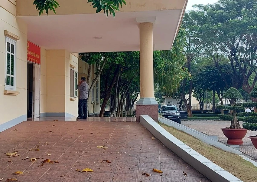 Ô tô của cơ quan chức năng đậu trong sân trụ sở UBND huyện Đất Đỏ trưa 29-10. Ảnh: K.L Ô tô của cơ quan chức năng đậu trong sân trụ sở UBND huyện Đất Đỏ trưa 29-10. Ảnh: K.L