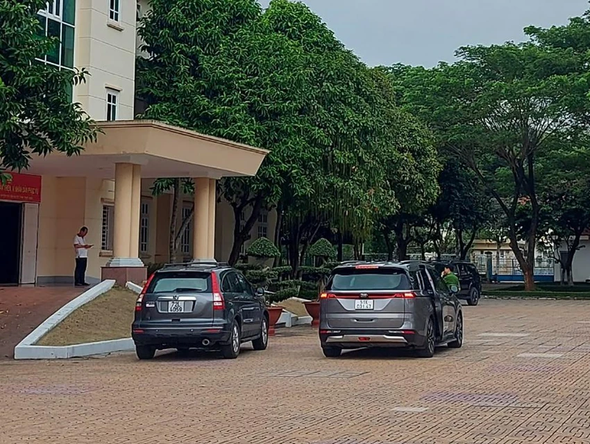 Đầu giờ chiều, nhiều ô tô và công an xuất hiện trong sân trụ sở UBND huyện Đất Đỏ. Ảnh: K.L Đầu giờ chiều, nhiều ô tô và công an xuất hiện trong sân trụ sở UBND huyện Đất Đỏ. Ảnh: K.L