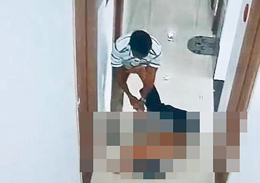 Người đàn ông đánh đập dã man một phụ nữ. Ảnh cắt từ clip. Người đàn ông đánh đập dã man một phụ nữ. Ảnh cắt từ clip.