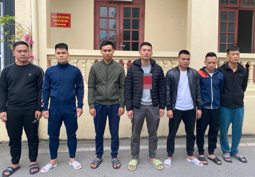 Nguyễn Trọng Tùng (giữa) cùng 6 người liên quan đến đường dây cá độ 130 tỷ bị cảnh sát bắt giữ. Ảnh: CATH Nguyễn Trọng Tùng (giữa) cùng 6 người liên quan đến đường dây cá độ 130 tỷ bị cảnh sát bắt giữ. Ảnh: CATH