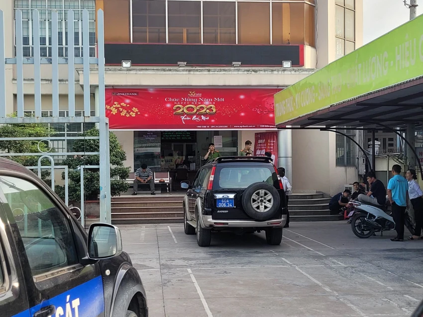 Công an có mặt tại ngân hàng để điều tra. Ảnh: V.H Công an có mặt tại ngân hàng để điều tra. Ảnh: V.H