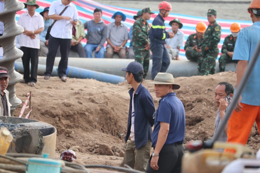 Dự kiến đêm nay sẽ hoàn tất giải cứu bé rơi vào ống trụ bê tông sâu 35 m ảnh 59 Dự kiến đêm nay sẽ hoàn tất giải cứu bé rơi vào ống trụ bê tông sâu 35 m ảnh 59