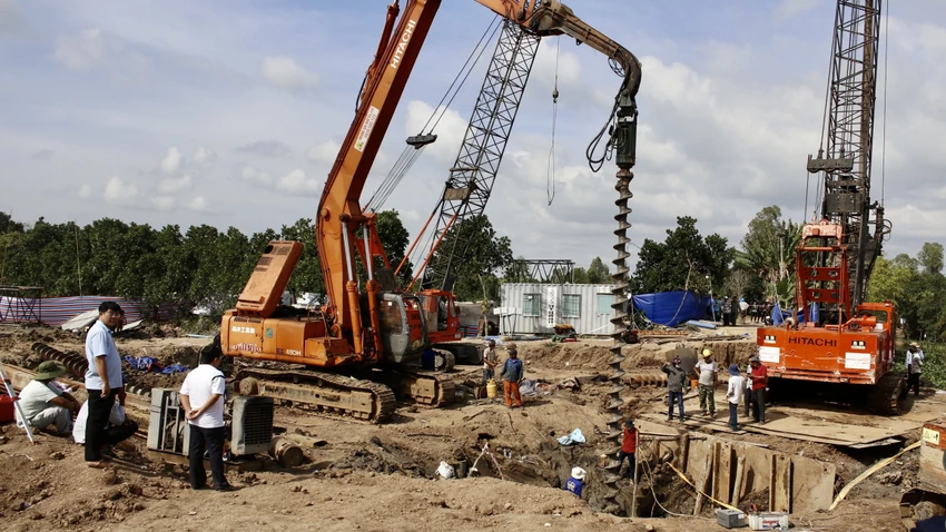 Dự kiến đêm nay sẽ hoàn tất giải cứu bé rơi vào ống trụ bê tông sâu 35 m ảnh 58 Dự kiến đêm nay sẽ hoàn tất giải cứu bé rơi vào ống trụ bê tông sâu 35 m ảnh 58