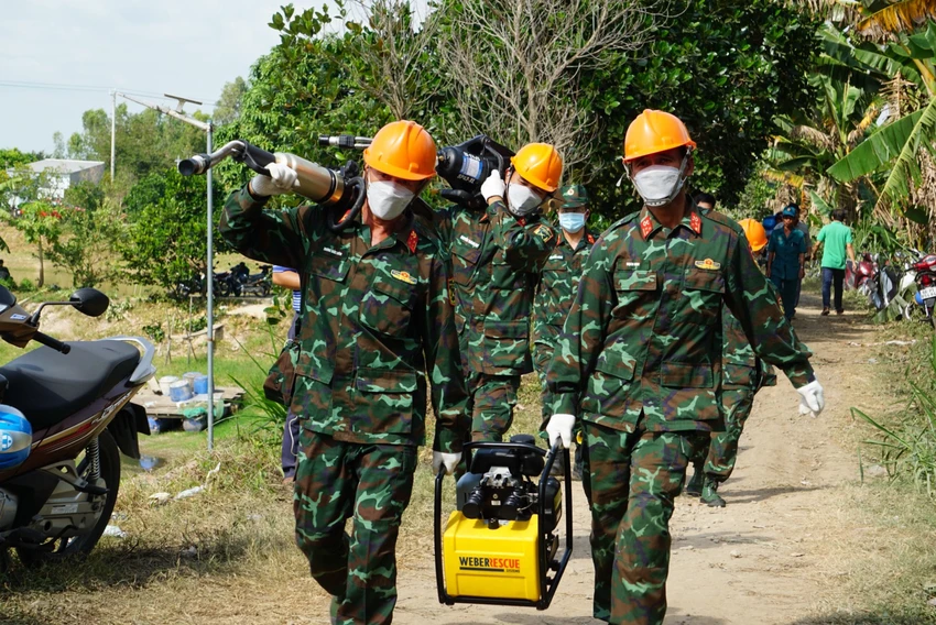 Các lực lượng cứu hộ đang khẩn trương cứu cháu bé Các lực lượng cứu hộ đang khẩn trương cứu cháu bé