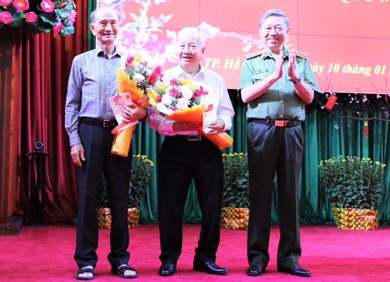 Bộ trưởng Tô Lâm chúc mừng các nguyên lãnh đạo Bộ Công an. Bộ trưởng Tô Lâm chúc mừng các nguyên lãnh đạo Bộ Công an.