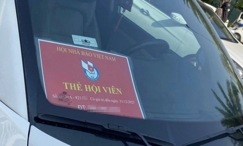 Ô tô có gắn phù hiệu Hội Nhà báo Việt Nam. Ô tô có gắn phù hiệu Hội Nhà báo Việt Nam.