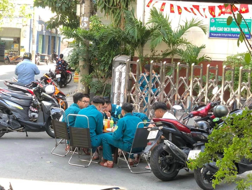 Trụ sở UBND phường 3, quận Tân Bình, TP.HCM bị công an phong tỏa để làm rõ một người đàn ông nghi nhảy lầu tự tử trong khuôn viên trụ sở phường. Ảnh: N.Y Trụ sở UBND phường 3, quận Tân Bình, TP.HCM bị công an phong tỏa để làm rõ một người đàn ông nghi nhảy lầu tự tử trong khuôn viên trụ sở phường. Ảnh: N.Y