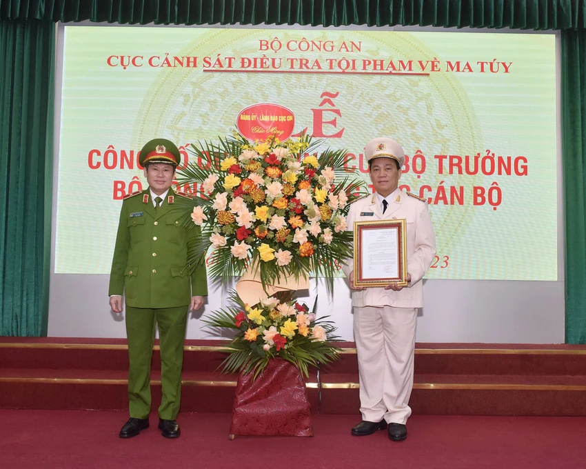 Thừa ủy quyền của lãnh đạo Bộ Công an, Thiếu tướng Nguyễn Văn Viện trao Quyết định điều động và bổ nhiệm Đại tá Huỳnh Thới An giữ chức vụ Phó Cục trưởng C04 Thừa ủy quyền của lãnh đạo Bộ Công an, Thiếu tướng Nguyễn Văn Viện trao Quyết định điều động và bổ nhiệm Đại tá Huỳnh Thới An giữ chức vụ Phó Cục trưởng C04