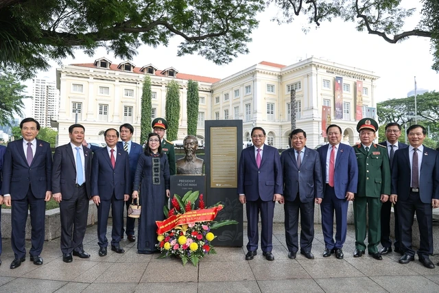 Bia tưởng niệm và tượng đài Chủ tịch Hồ Chí Minh cũng là tượng đài đầu tiên trong chương trình tôn vinh "Những người bạn đến bờ biển chúng ta" của Singapore đặt tại công viên Bảo tàng Văn minh châu Á - Ảnh: VGP/Nhật Bắc Bia tưởng niệm và tượng đài Chủ tịch Hồ Chí Minh cũng là tượng đài đầu tiên trong chương trình tôn vinh "Những người bạn đến bờ biển chúng ta" của Singapore đặt tại công viên Bảo tàng Văn minh châu Á - Ảnh: VGP/Nhật Bắc