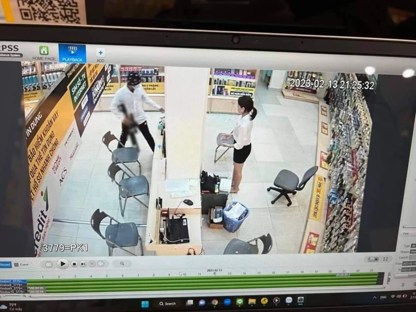 Hòa được xác định là người cướp bằng súng ở Vĩnh Phúc. Ảnh cắt từ camera an ninh Hòa được xác định là người cướp bằng súng ở Vĩnh Phúc. Ảnh cắt từ camera an ninh