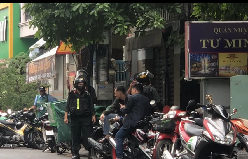 Công an Tiền Giang phối hợp các đơn vị nghiệp vụ của Bộ Công an thực hiện việc khám xét nơi đặt trụ sở của đường dây đòi nợ thuê. Ảnh: NT Công an Tiền Giang phối hợp các đơn vị nghiệp vụ của Bộ Công an thực hiện việc khám xét nơi đặt trụ sở của đường dây đòi nợ thuê. Ảnh: NT