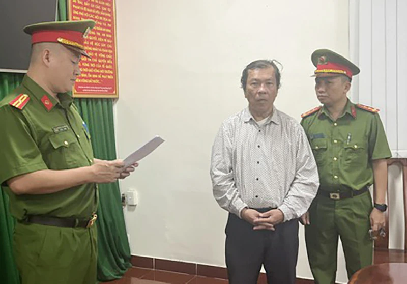 Công an đọc lệnh khởi tố với bị can Trần Văn Sỹ Công an đọc lệnh khởi tố với bị can Trần Văn Sỹ