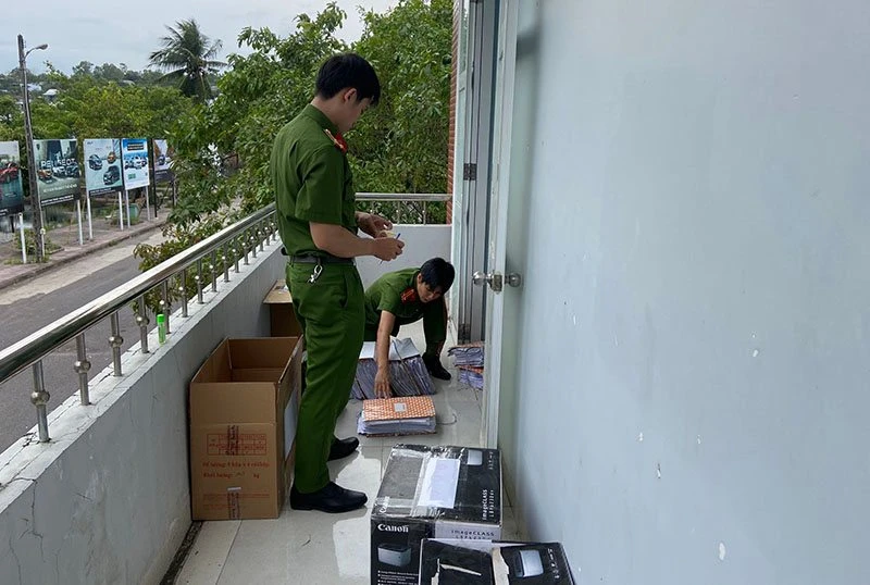 Công an khám xet, thu giữ tài liệu của Trung tâm Đăng kiểm Khánh Hòa. Ảnh: H.HẢI Công an khám xet, thu giữ tài liệu của Trung tâm Đăng kiểm Khánh Hòa. Ảnh: H.HẢI