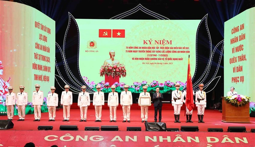 Chủ tịch nước Võ Văn Thưởng trao Huân chương Bảo vệ Tổ quốc hạng Nhất tặng lực lượng Xây dựng lực lượng CAND. Chủ tịch nước Võ Văn Thưởng trao Huân chương Bảo vệ Tổ quốc hạng Nhất tặng lực lượng Xây dựng lực lượng CAND.