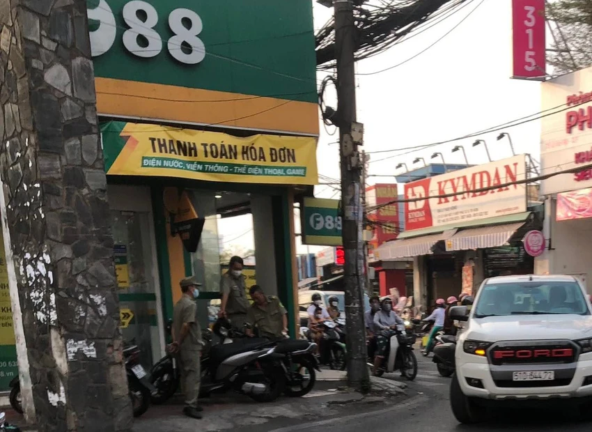 Công an khám xét một chi nhánh F88 ở TP Thủ Đức. Ảnh: N.TÂN Công an khám xét một chi nhánh F88 ở TP Thủ Đức. Ảnh: N.TÂN