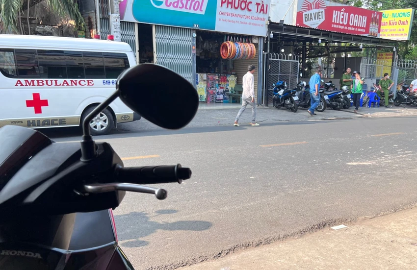 Đến sáng cùng ngày, thi thể nạn nhân được đưa về nhà xác để phục vụ điều tra. Ảnh: HT Đến sáng cùng ngày, thi thể nạn nhân được đưa về nhà xác để phục vụ điều tra. Ảnh: HT