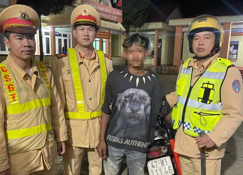 CSGT bàn giao thiếu niên vi phạm cho Công an xã Ea nam xử lý. Ảnh: AX CSGT bàn giao thiếu niên vi phạm cho Công an xã Ea nam xử lý. Ảnh: AX