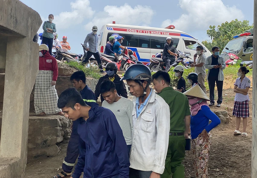 Lực lược chức năng có mặt để đưa thi thể ông Mai lên bờ Lực lược chức năng có mặt để đưa thi thể ông Mai lên bờ