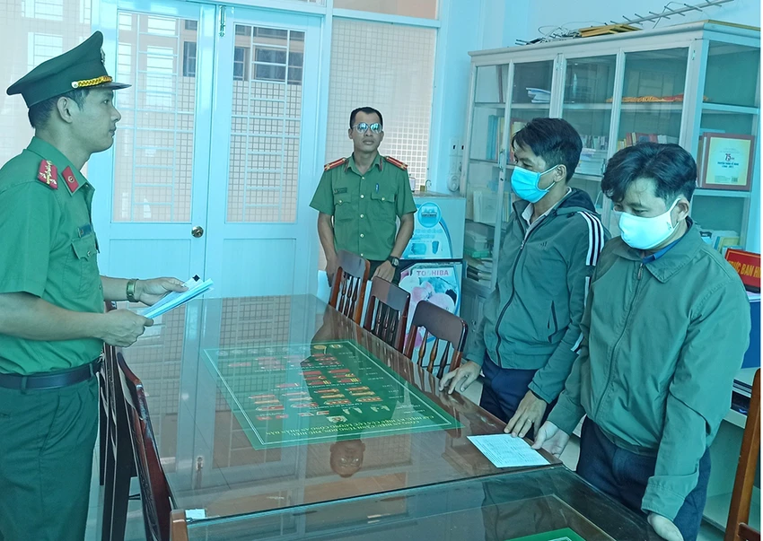 Hai bị can Nguyễn Thanh Lâm và Nguyễn Thái Dương tại cơ quan công an. Ảnh: PV Hai bị can Nguyễn Thanh Lâm và Nguyễn Thái Dương tại cơ quan công an. Ảnh: PV