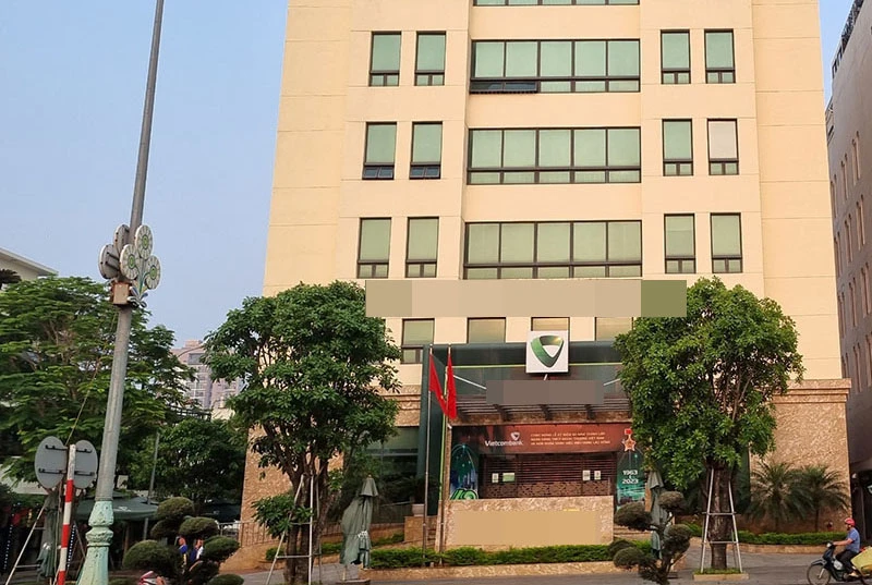 Khu đất ô phố A2 giao cho Công ty CP Pymepharco giờ là tòa nhà của một ngân hàng. Ảnh: TẤN LỘC Khu đất ô phố A2 giao cho Công ty CP Pymepharco giờ là tòa nhà của một ngân hàng. Ảnh: TẤN LỘC