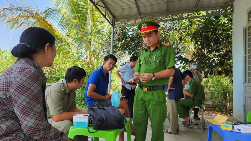 Thiếu tá Hoàng Trung Kiên cùng công an thị trấn Madaguôi phấn đấu hoàn thành sớm việc cấp căn cước công dân trên địa bàn Thiếu tá Hoàng Trung Kiên cùng công an thị trấn Madaguôi phấn đấu hoàn thành sớm việc cấp căn cước công dân trên địa bàn