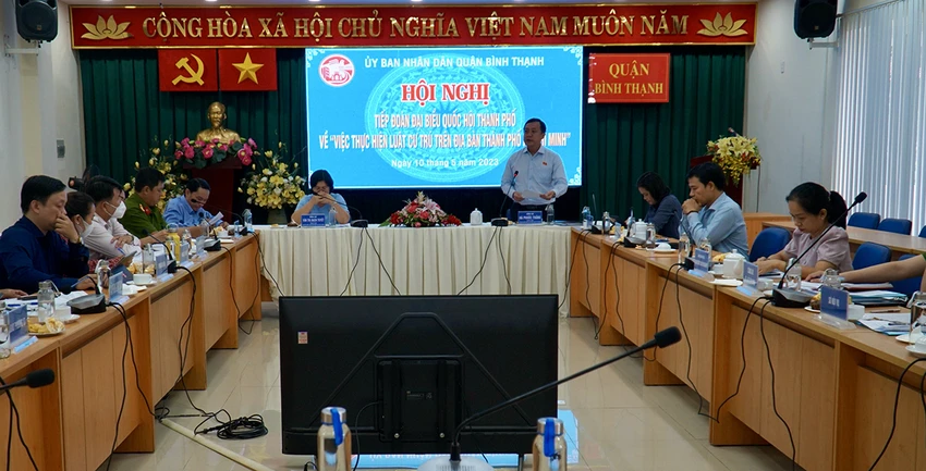 Bà Văn Thị Bạch Tuyết, Phó trưởng đoàn chuyên trách đoàn ĐBQH TP.HCM phát biểu kết luận buổi giám sát. Ảnh: PĐ