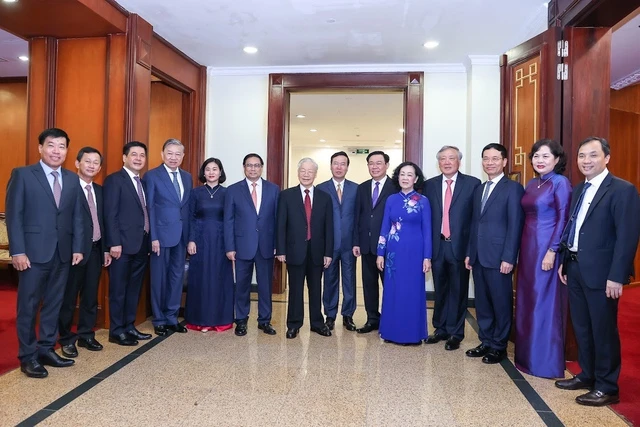 Tổng Bí thư Nguyễn Phú Trọng và các Ủy viên Bộ Chính trị, Ủy viên Trung ương Đảng tại phiên bế mạc Hội nghị Trung ương 7 - Ảnh: VGP/Nhật Bắc