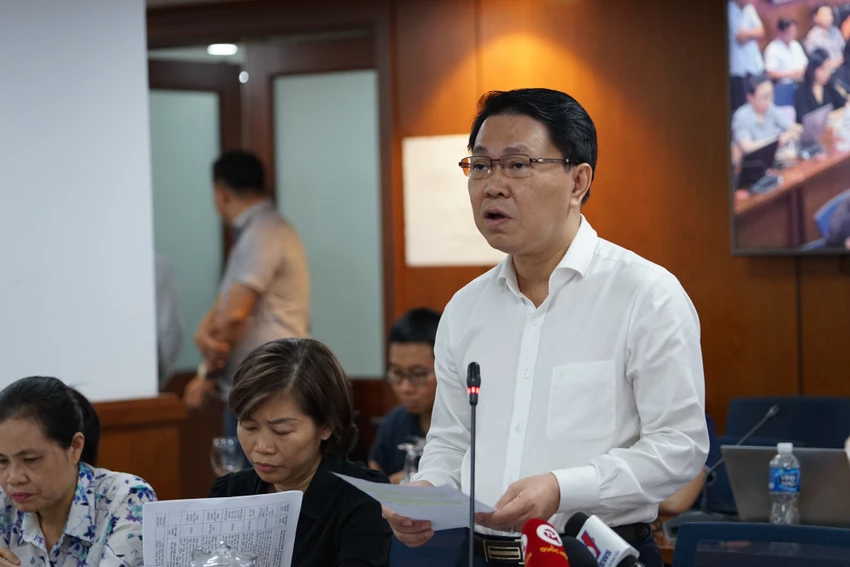 Giám đốc Sở Xây dựng trả lời tại cuộc họp báo. Ảnh: B.PHƯƠNG Giám đốc Sở Xây dựng trả lời tại cuộc họp báo. Ảnh: B.PHƯƠNG