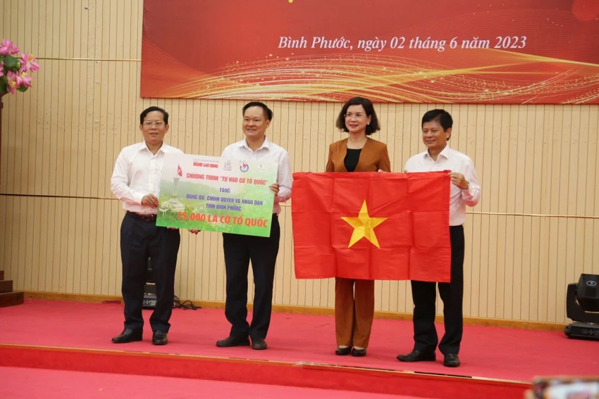 Đoàn công tác trao tặng nhiều phần quà ý nghĩa cho tỉnh Bình Phước Đoàn công tác trao tặng nhiều phần quà ý nghĩa cho tỉnh Bình Phước