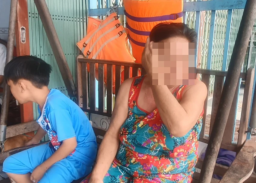 Mẹ của bị can Lại Phương Thuý khóc khi con gái bị giam hơn 3 tháng qua, để đàn con nhỏ cho bà trông nom, chăm sóc. Ảnh: TRẦN VŨ. Mẹ của bị can Lại Phương Thuý khóc khi con gái bị giam hơn 3 tháng qua, để đàn con nhỏ cho bà trông nom, chăm sóc. Ảnh: TRẦN VŨ.