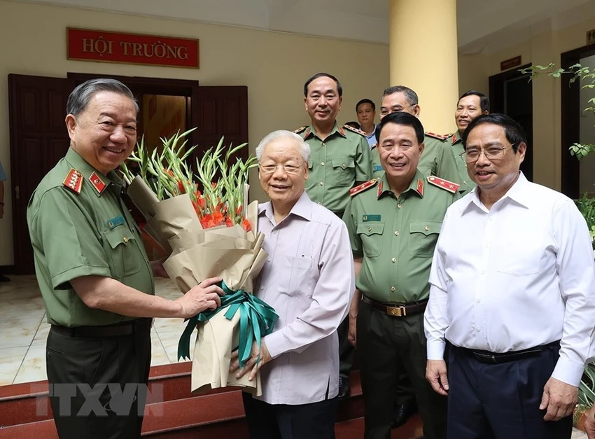 Đại tướng Tô Lâm, Bí thư Đảng ủy CATW tặng hoa Tổng Bí thư Nguyễn Phú Trọng
