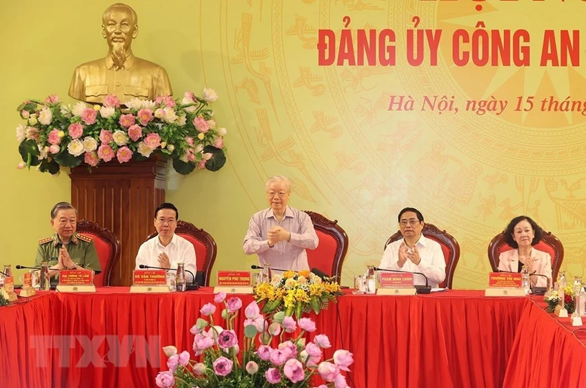 Tổng Bí thư Nguyễn Phú Trọng, Chủ tịch nước Võ Văn Thưởng, Thủ tướng Phạm Minh Chính cùng các đồng chí lãnh đạo Đảng, Nhà nước với các đồng chí trong Đảng ủy Công an Trung ương dự hội nghị. (Ảnh: Trí Dũng/TTXVN)