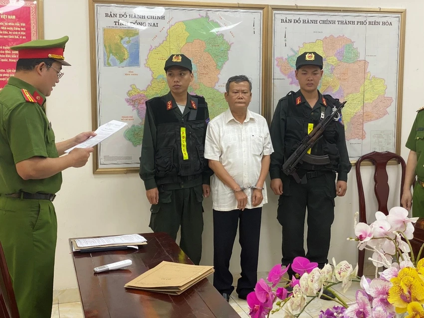 Công an thi hành Lệnh bắt bị can để tạm giam đối với ông Phan Duy Nghĩa, nguyên Trưởng phòng Quản lý đô thị huyện Trảng Bom Công an thi hành Lệnh bắt bị can để tạm giam đối với ông Phan Duy Nghĩa, nguyên Trưởng phòng Quản lý đô thị huyện Trảng Bom