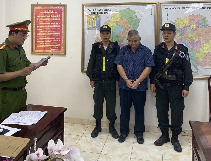 Công an tỉnh tống đạt Quyết định Khởi tố bị can và thi hành Lệnh bắt bị can để tạm giam đối với ông Nguyễn Hải Triều, Phó trưởng phòng Quản lý đô thị huyện Trảng Bom Công an tỉnh tống đạt Quyết định Khởi tố bị can và thi hành Lệnh bắt bị can để tạm giam đối với ông Nguyễn Hải Triều, Phó trưởng phòng Quản lý đô thị huyện Trảng Bom
