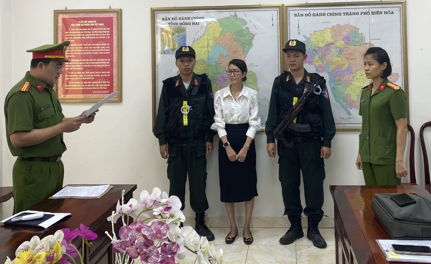 Công an tỉnh tống đạt Quyết định Khởi tố bị can và Lệnh Cấm đi khỏi nơi cư trú đối với bà Nguyễn Lan Hạnh, Chuyên viên Phòng Tài nguyên và Môi trường huyện Trảng Bom Công an tỉnh tống đạt Quyết định Khởi tố bị can và Lệnh Cấm đi khỏi nơi cư trú đối với bà Nguyễn Lan Hạnh, Chuyên viên Phòng Tài nguyên và Môi trường huyện Trảng Bom