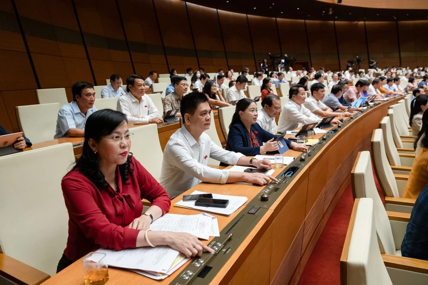 Các đại biểu quyết thông qua Luật Giá (sửa đổi) Các đại biểu quyết thông qua Luật Giá (sửa đổi)