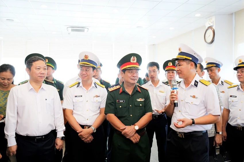 Thượng tướng Lê Huy Vịnh nghe giới thiệu công tác chuyển đổi số tại Trung tâm Điều hành sản xuất cảng Tân Cảng Cát Lái.