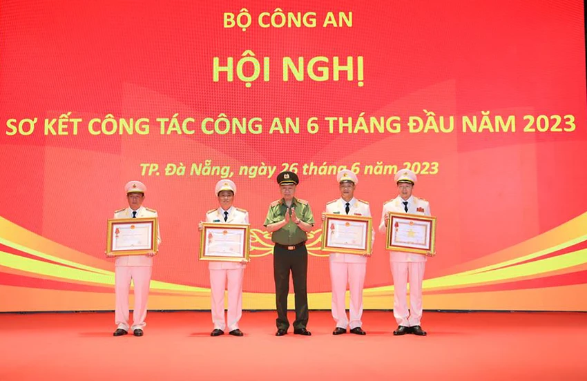 Thiếu tướng Vũ Hồng Văn và các cá nhân được tặng thưởng Huân chương Quân công, Huân chương Chiến công. Ảnh: Bocongan.gov.vn Thiếu tướng Vũ Hồng Văn và các cá nhân được tặng thưởng Huân chương Quân công, Huân chương Chiến công. Ảnh: Bocongan.gov.vn